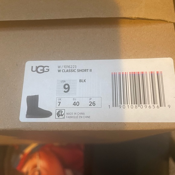 NWOT.. UGG Classic Short - Picture 3 of 7